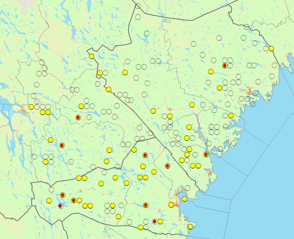 Cirkel = inventerad provyta Gul fyllning = Råa vindfällen Röd fyllning = angrepp av granbarkborre Figur 2. Kvarliggande råa vindfällen av gran samt vindfällen av gran med årsangrepp av granbarkborre.