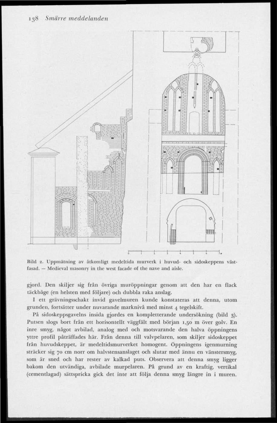 3<S Smärre meddelanden 1 r Bilel 2. Uppmätning av åtkomligt medeltida inurverk i huvud- och sidoskeppcns västfasad. Medieval masonry in the west facade ot the näve and aisle. gjord.