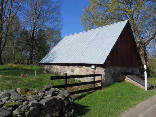 Även gårdens ekonomibyggander är orienterade utmed vägen.