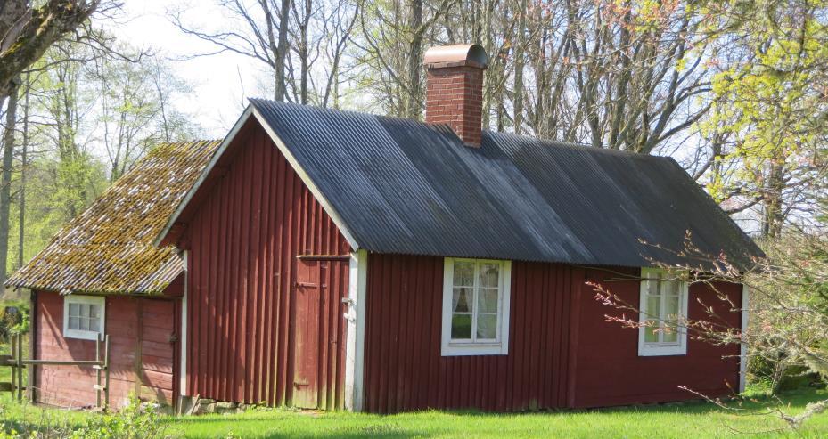 En liten snickeriverkstad vittnar om verksamhet som funnits på gården.