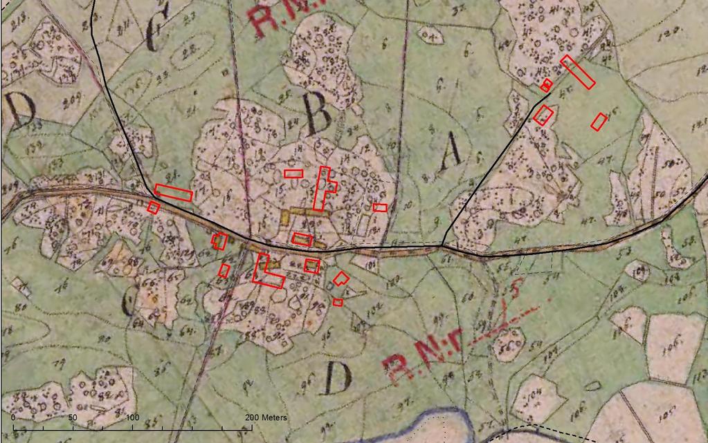 Laga skifteskartan från 1836, med dagens karta ovanpå markerade som röda byggnader och svarta vägar. Kartan visar att vägen i stort har samma sträckning och att bebyggelsen har samma läge.