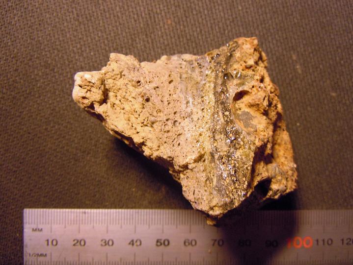 Grupp 4. Ugnsväggsfragment med förglasad insida och bredare reducerad zon I provet från A2492 hittades två av dessa fragment varav det största är 5,5x4x5 cm.
