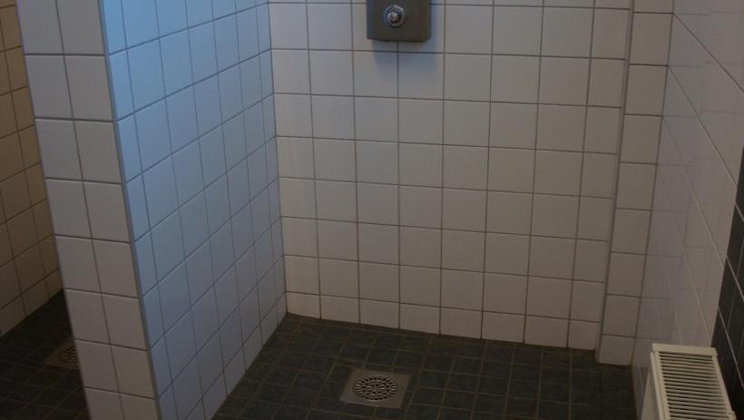 S i d a 19 Bild 4: Bilden visar dusch med bra utrymme inom de rekommenderade måtten.