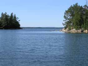 Västerhamn Omgivningsdata Västerhamn (N 61,0359, E 17,1598) är belägen ca 5 km SO Trollharens fiskeläge, på västra sidan av ön Kusö kalv.