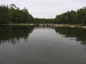 Viken O Västerhamn Omgivningsdata Viken O Västerhamn (N 61,0350, E 17,1627) är belägen ca 5 km SO Trollharens fiskeläge, på ön Kusö kalvs södra del.