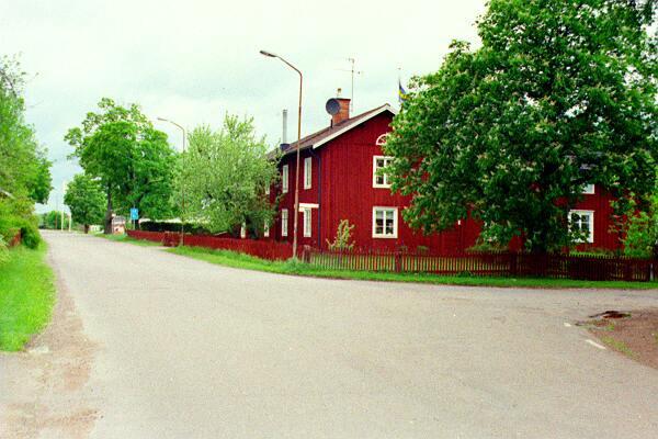 Vid behandlingen av ärendet 1979 fanns två namnförslag, Namnberedningens förslag vilket var Gamla Tunavägen och Kommunsstyrelsens förslag som var Thure Oskarssons Väg.