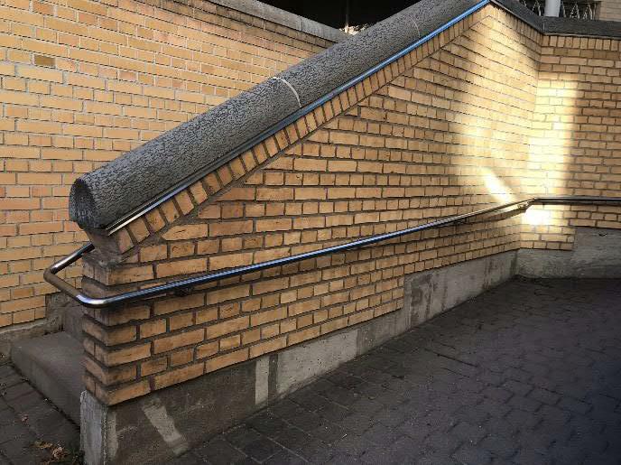 Ledstänger trappa utvändigt Typ av byggnad/plats: Utvändig trappa och ramp mellan gångstråk och parkering. Hur har man åtgärdat hindret?