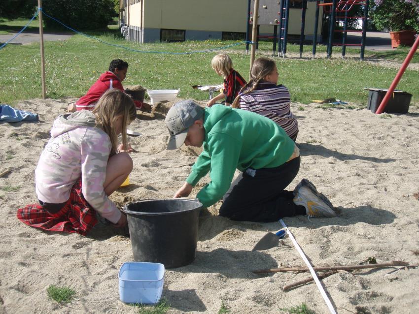 Gör en arkeologisk undersökning på skolan Bli arkeolog för en dag. Ett spännande fynd har gjorts på er skolgård. Eleverna får hjälpa Regionmuseets arkeolog med en utgrävning.