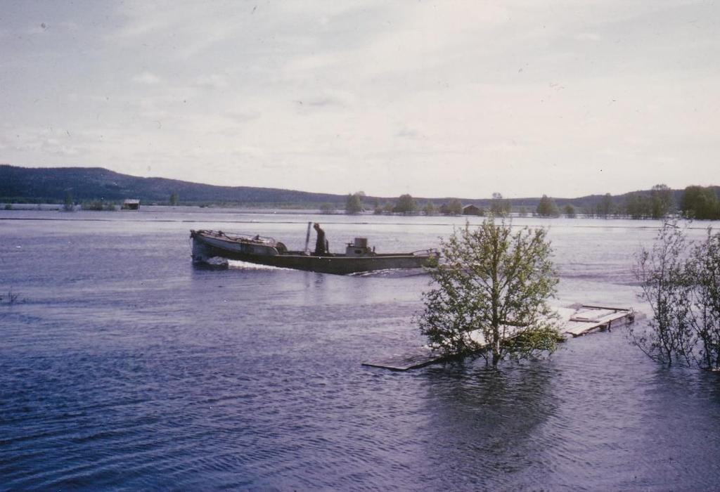 7 Utdrag ur Dagboks anteckningar Flotting i Torneälv i Karungi distrikt nr 3 Torne älv på 1960-talet Foto: Vega Kihlström Dagsverksbok 1/11 1932 5-20 april,16 maj, 3 juni,17 juni, 1 juli, 15 juli, 1