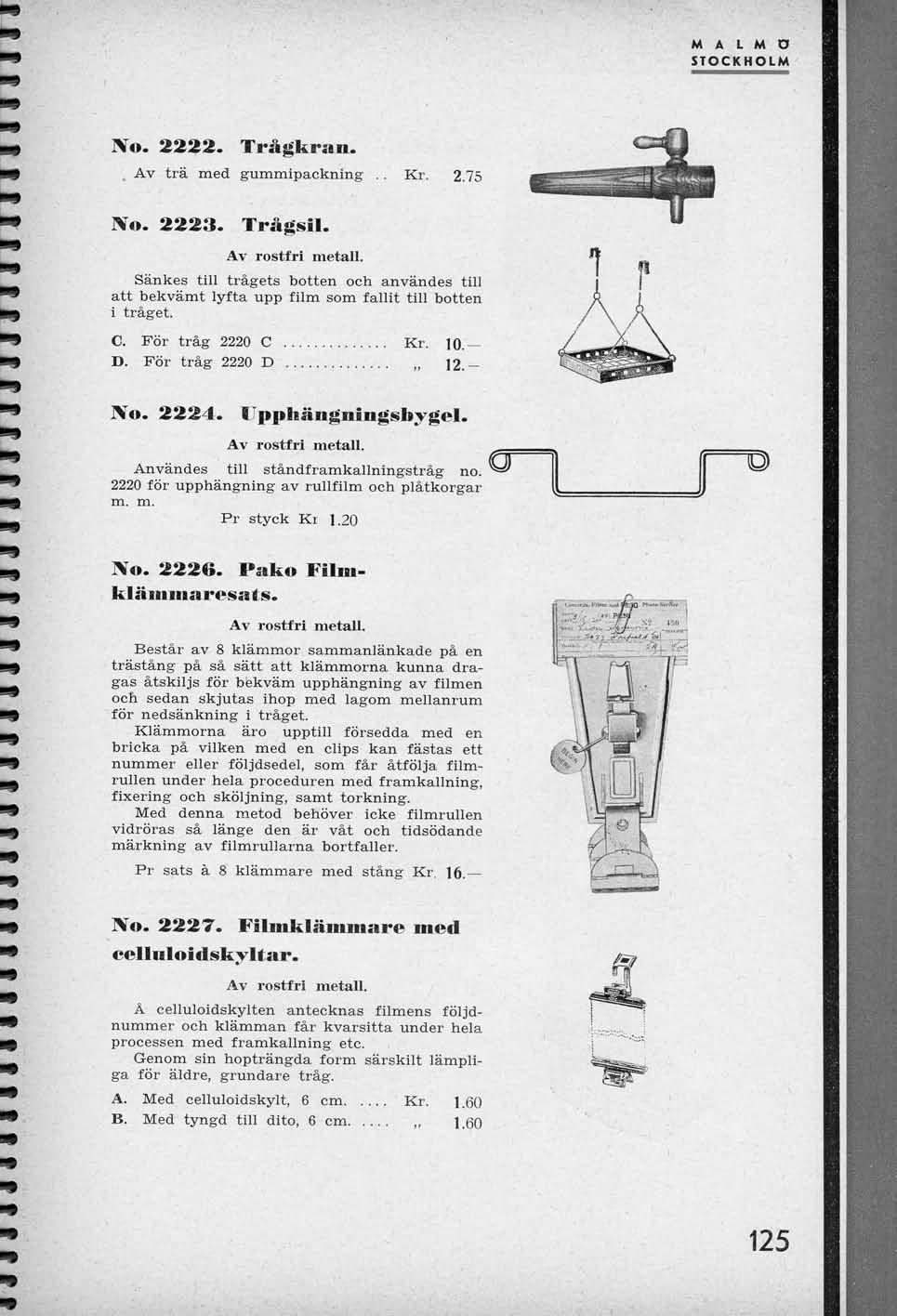 Xo. 2222. Trdgkran. Av tra med gummipackning.. Kr. 2.75 No. 2223. Tragsil. Av rostfrl metall. Sankes till tragets botten och anvandes till att bekvamt lyfta upp film som fallit till botten i traget.