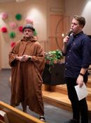 Det är färre än vanligt, förmodligen beroendet på skolornas höstlov. Varje tonårskväll inleds med en andakt i kyrkan klockan 20.