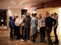 Efter det öppnar caféet som bemannas av två tonårsföräldrar. Mohammad är en av dem som ofta kommer till tonår, en av anledningarna är att man kan köpa billigt godis.