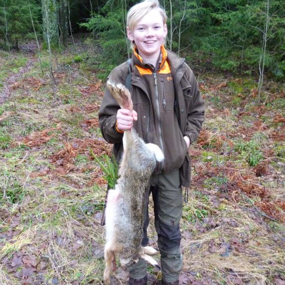 Den nya generationen. Alfons Andersson med sin första hare. Bakom kameran en lika glad morfar.