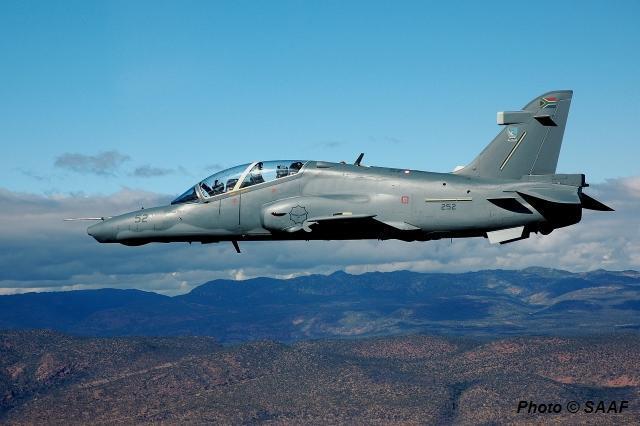 4.3 BAE Systems Hawk mk 120 BAE Hawk är ett avancerat jetskolflygplan som introducerades under 1970-talets första hälft. Systemet har genomgått åtskilliga uppgraderingar under dess livslängd.