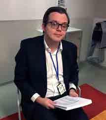 Minister Gabriel Wikström blir informerad i efterhand. Det är en utmaning att prata bin, biodling, pollinering, honung och bivaxsalva på bara 40 minuter. Det gäller ju att veta vad man vill ha fram.