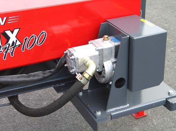 1 Användning med traktorns hydraulik Fäst alltid maskinen i traktorn innan du börjar arbeta med maskinen Fäst hydraulslangarna i traktorn. Tryckslangen har ett hankontaktdon och en skyddshylsa.