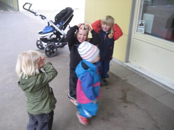 barnen kring detta: