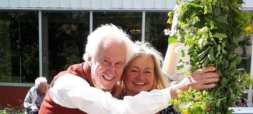 Blåsigt var det, men som rutinerade folkdansare står vi stadigt på jorden, eller som på Skoga, en plattbelagd terrass.
