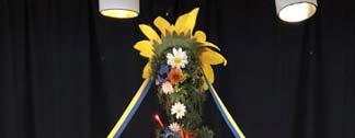 Sid 8 Fristads äldreboende 21 juni kl 14.00 Midsommarafton 22 juni på ängen vid Spånga Kyrka Sid 9 Så var det dags för midsommarveckans behagligaste golv att dansa på.
