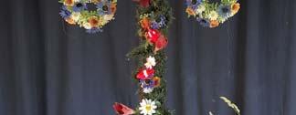 Vacker midsommarmusik av Trätakt ljuder snart i salen och vi lyssnar och gnolar med. Sedan kommer Bågdansarna, denna gång med Lasse, som kavaljer.