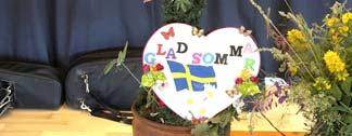 Men det är väl folkdansares lott att kunna behärska alla dansunderlag, särskilt utomlands. Erik presenterade våra dräkter och det är alltid ett uppskattat inslag.
