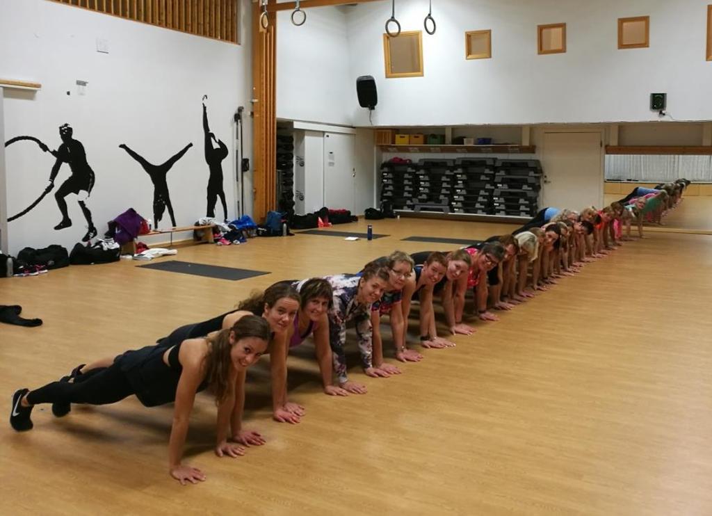 En rad stående plankor med Maria Olofsson efter Core Control. Foto: Josefine Ekman MOJO Flex med Anna-Karin Hammar avslutade dagen.