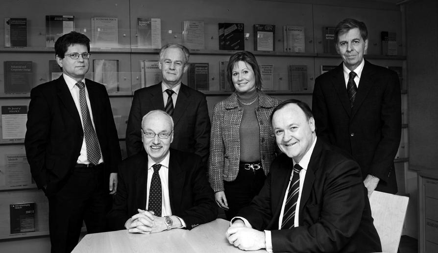 Övre raden: Magnus Henrekson, Carl Wilhelm Ros, Sigrun Hjelmquist och Robert af Jochnick. Främre raden: Björn Hägglund och Urban Bäckström.