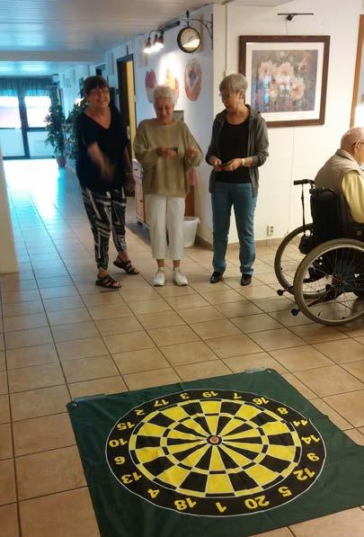 Seniorshoppen Seniorshoppen gästade oss två gånger i år och sålde kläder. Under dagen var det en strid ström av intresserade kunder som provade och handlade.
