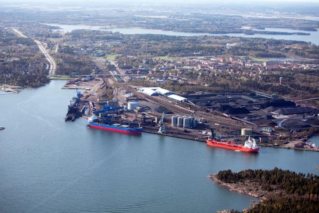 Oxelösunds hamn är den hamn i Östra Mellansverige som hanterar störst mängd olja. 2016 hanterade hamnen 1755 tusen ton olja.