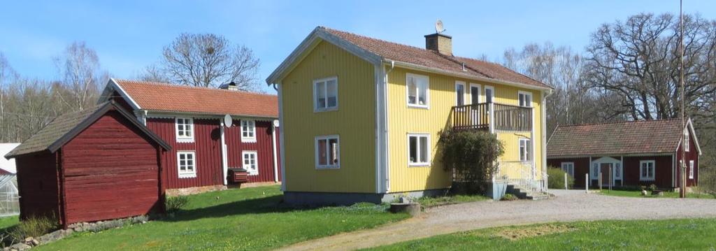 Den södra mangårdsbyggnaden (Lekaremåla 1:3) har kvar formen av tvåvånings parstuga.