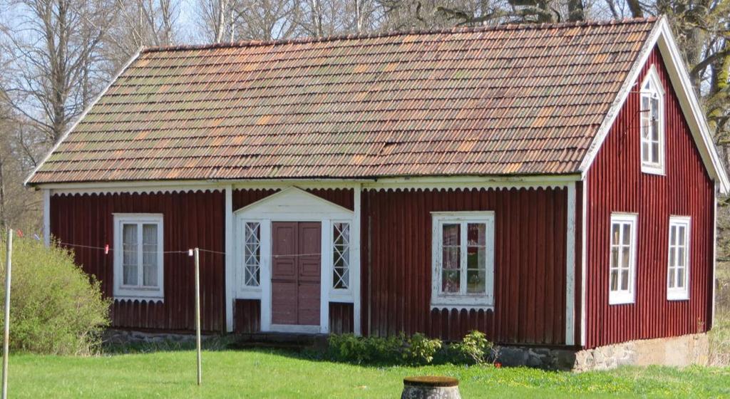 bild och det gamla magasinet (spannmålsboden) till vänster (det har funnits ett till av samma typ).