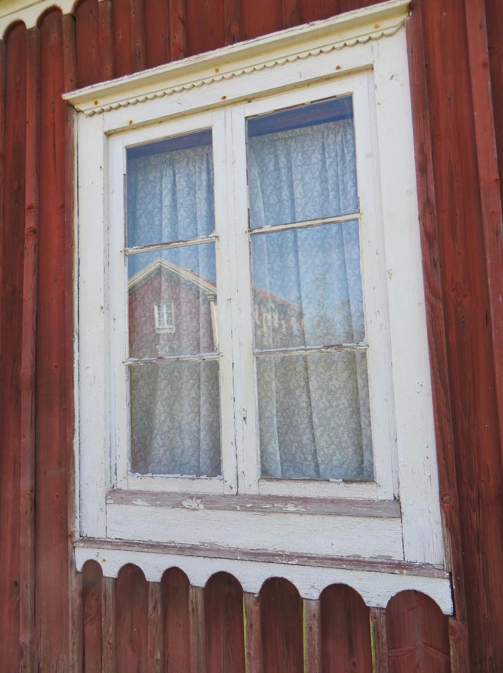 Undantagshuset har kvar alla originalfönster byggda med hög kvalitet i virke, detaljer och hantverksutförande.