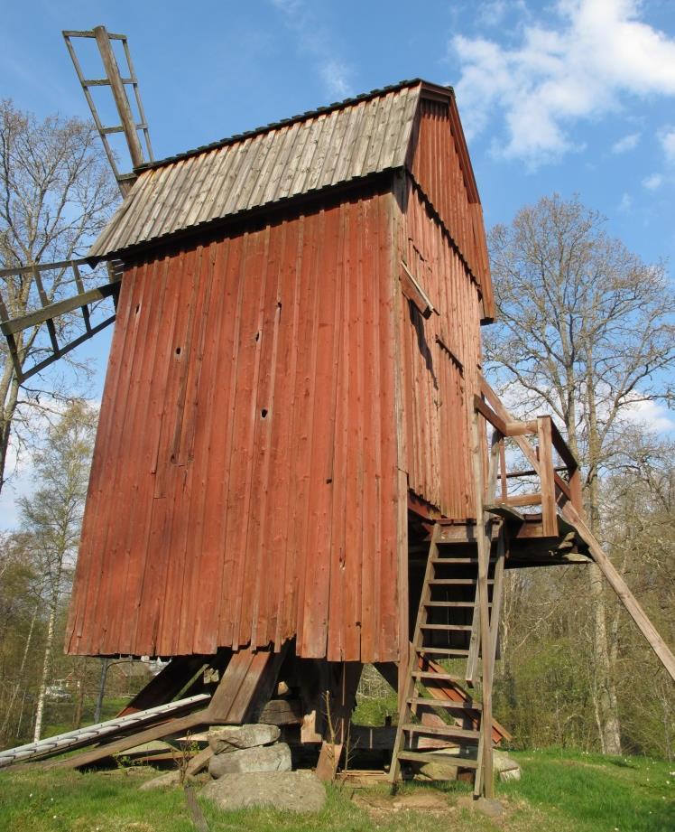 I ängsmarkerna mellan gården och ån ligger en väderkvarn på en kulle. Kvarnen är en s.