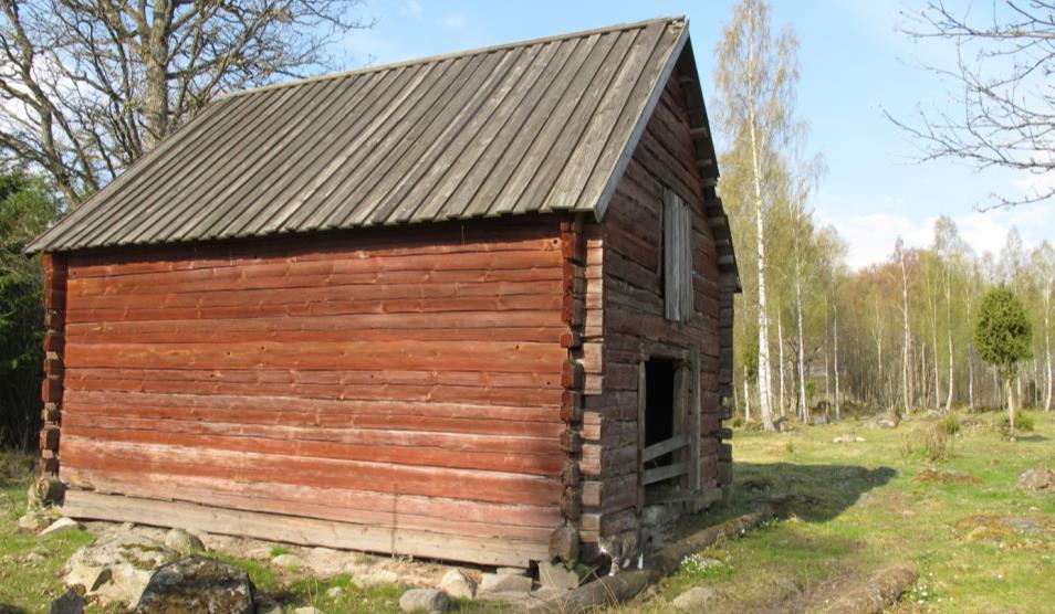 En av gårdens ängslador (madhus).