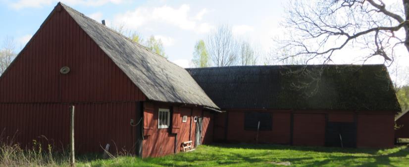 Ovanligt uthus med böjd stenvägg.