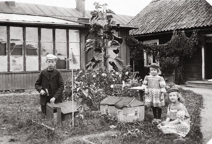 Familjen Skötsner-Edhlunds gård låg vid torget på den plats där Upplands Enskilda Bank byggde sitt nya hus 1913-14.