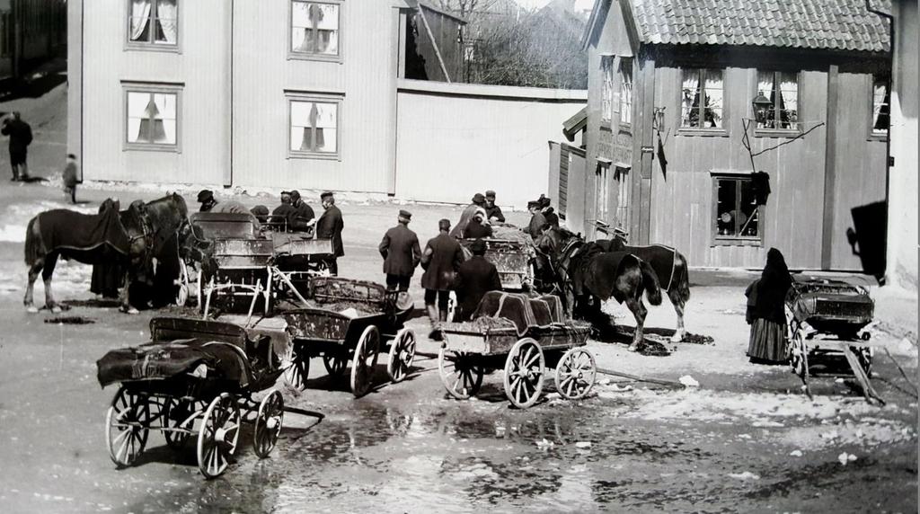 Stadskärnan var begränsad till ett litet område. Ladorna i övre vänstra hörnet ersattes av hyreshus vid Slottsgatan i början av 1950-talet.