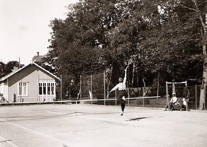 Sågen brändes ned i mitten på 1970-talet för att ge plats åt villaområdet vid Marinvägen. Fotograf okänd I Badhusparken fanns den första tennisbanan nära Societetshuset.