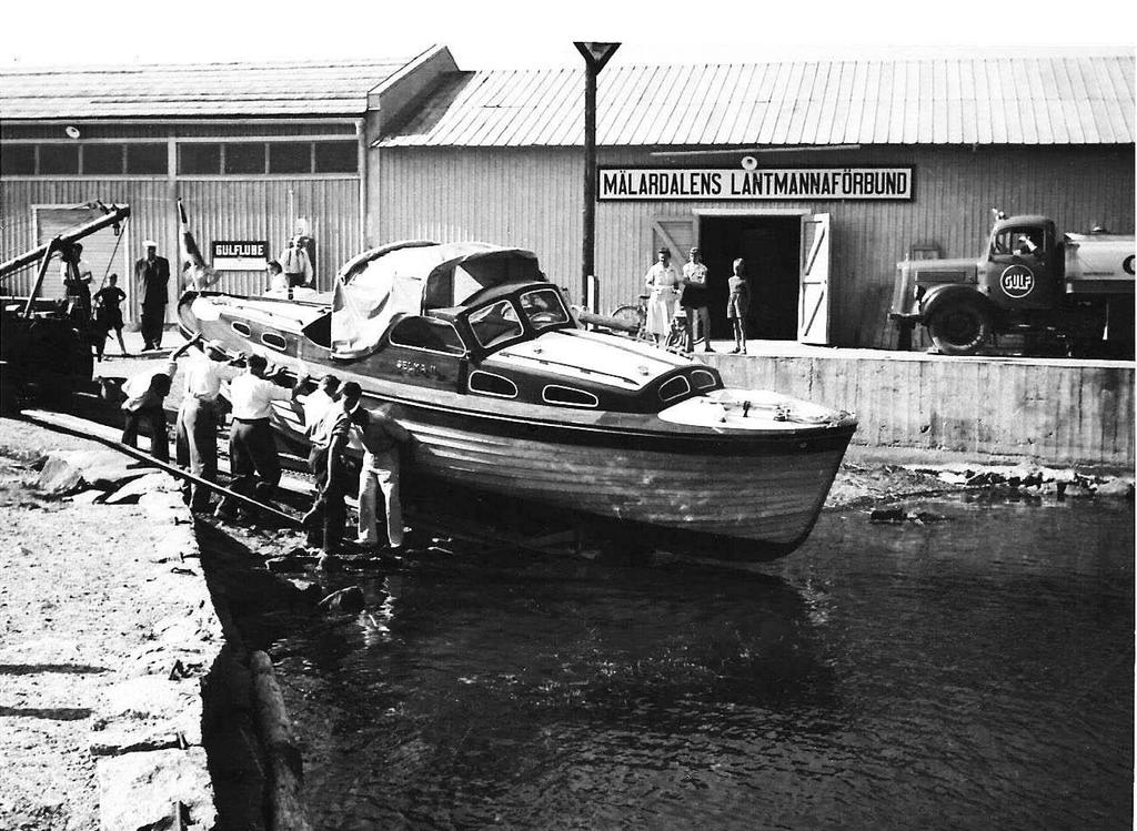 På fotot ser vi Algot omgiven av kommunalrådet Uno Jansson och Hembygdsföreningens ordförande, Bengt Löfstrand.