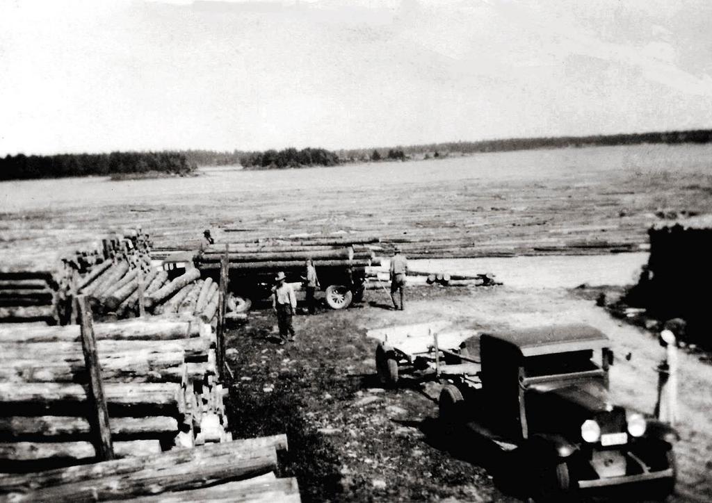Utskeppning av timmer vid Kvistagran söder om Husbacken sommaren 1932.