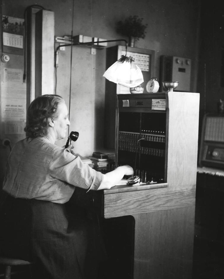 Östhammars Tidnings fotograf tog bilden av några växeltelefonister 1963.