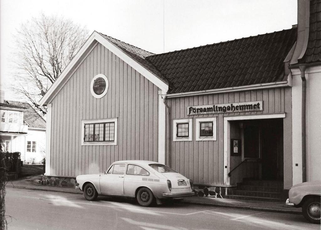 Till höger ser vi Gamla Telegrafhuset, som uppfördes som skolhus och bostadslägenheter i början av 1800-talet.