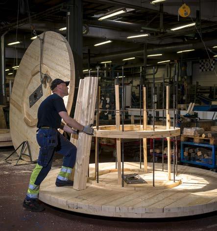 Kabeltrummor av trä används huvudsakligen för transport och hantering av tråd, kabel, lina och metallband. Diametern och höjden på kabeltrummorna varierar oftast mellan 400 mm och 3 000 mm.