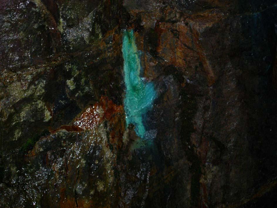 Ca 15-20 meter ned i gruvan finns en mycket kraftig blå-blågrön utfällning på nordvästra schaktväggen som vetter mot masterna till.