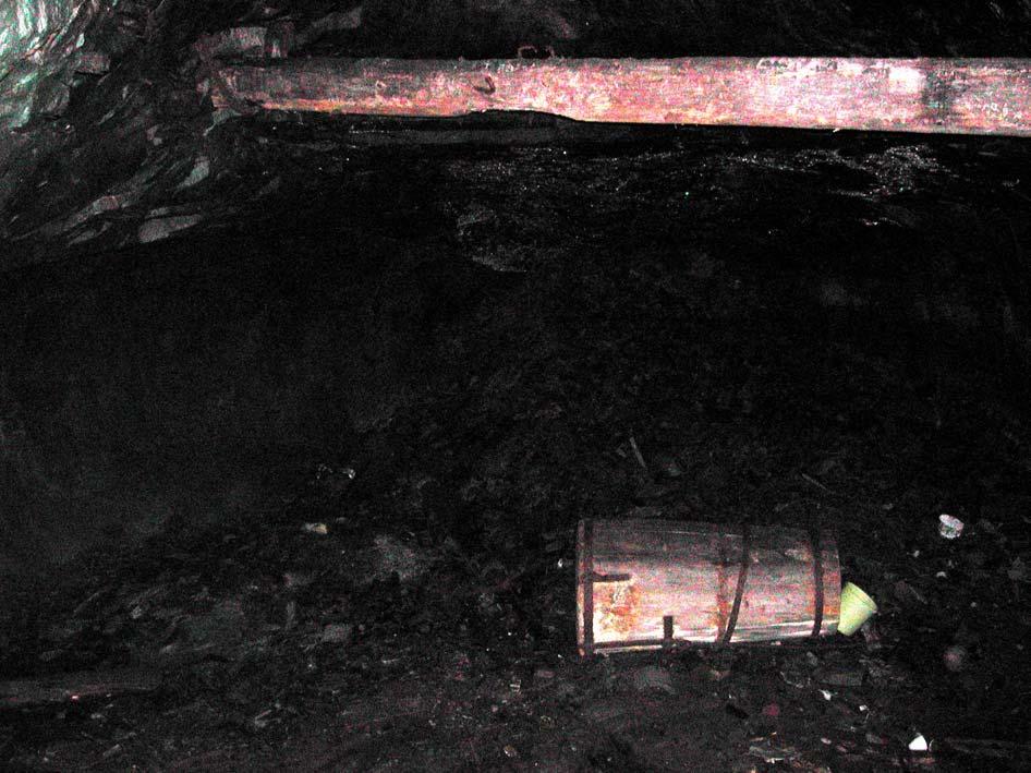 Ytterligare ca 7-8 meter ner öppnar sig ett större salsliknande utrymme i riktning mot Gamla gruvan. I taket verkar det finnas malmsliror kvar då det glimmar vid belysning med ficklampa.
