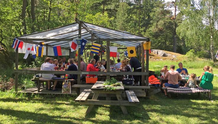 Midsommar på Norrgårdsön Väderprognosen inför helgen var inte alltför lovande, ostadigt väder, molnigt och med risk för regnskurar.