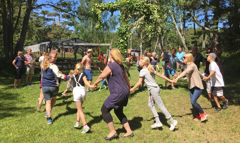 Lunchen förtärdes utomhus och dansen runt midsommarstången kom igång. Lite lekar för barn och vuxna blev det också.