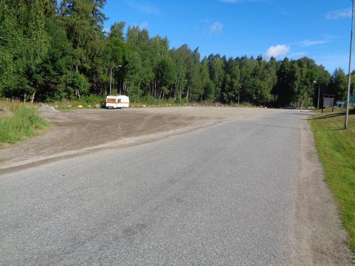 Inventeringsrapport Nytorps ängar 4 ETT OMRÅDE FÖR UTVECKLING Det finns parkeringsmöjligheter vid Hanvedens IP (bild 3), men elljusspåret därifrån till Nytorps ängar är otillgänglig.