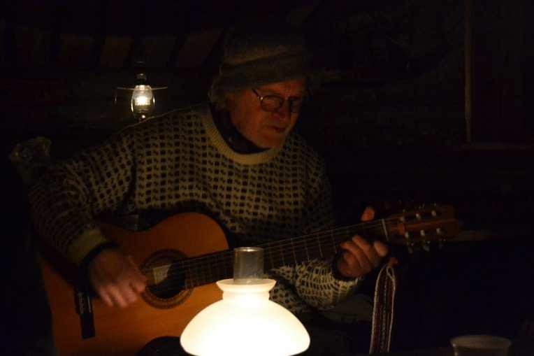 Mer Kalendarium i nr 1-17 av Gestrike-Resonans Prisregn Riksspelmannen Tony Wrethling prisas inom folkmusik för att han sedan 1970-talet ägnat sig åt den unikt Gästrikiska låtskatten med rötter i