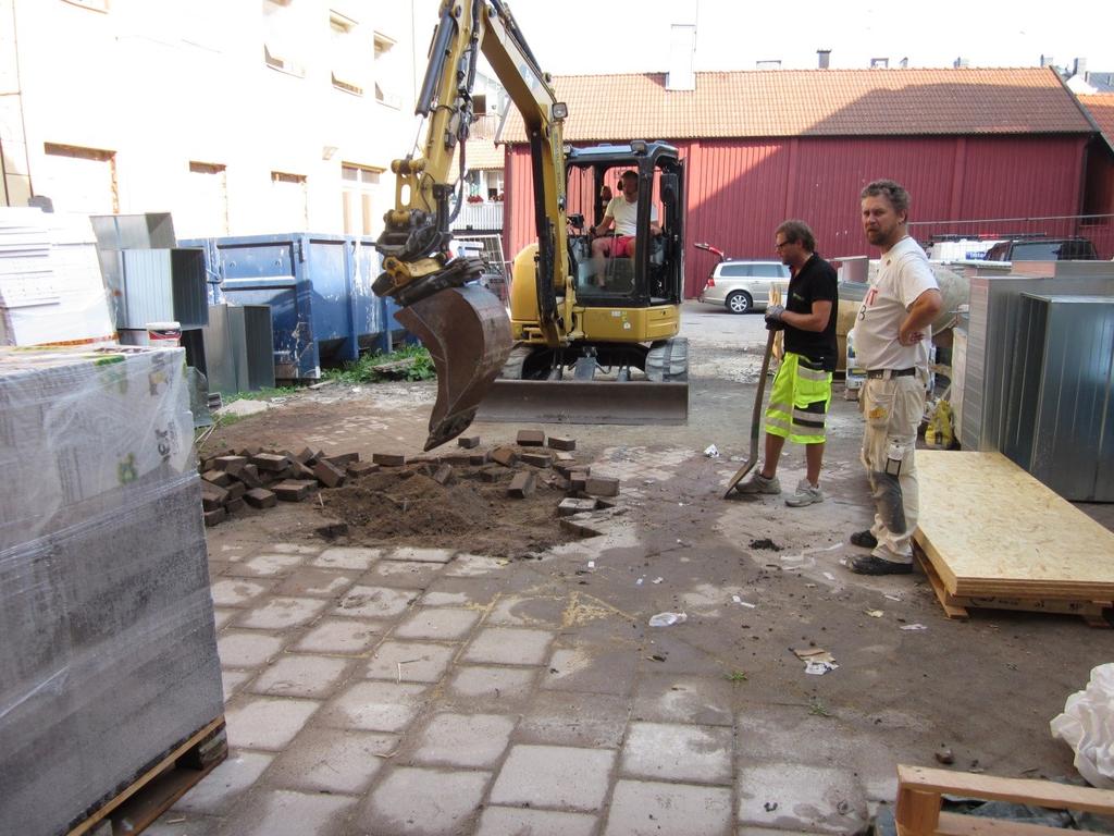 2014-08-08 De två första provgroparna har grävts ner till ett djup av ca 1,2-1,5 m. I den tredje provgropen påträffades benrester efter ca 70-80 cm och därför avbröts arbetet där tills vidare.